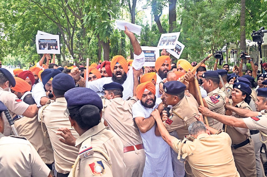 ਕਾਂਗਰਸ ਭਵਨ ਵੱਲ ਜਾਂਦੇ ਯੂਥ ਅਕਾਲੀਆਂ ਤੇ ਪੁਲੀਸ ਵਿਚਾਲੇ ਧੱਕਾ-ਮੁੱਕੀ