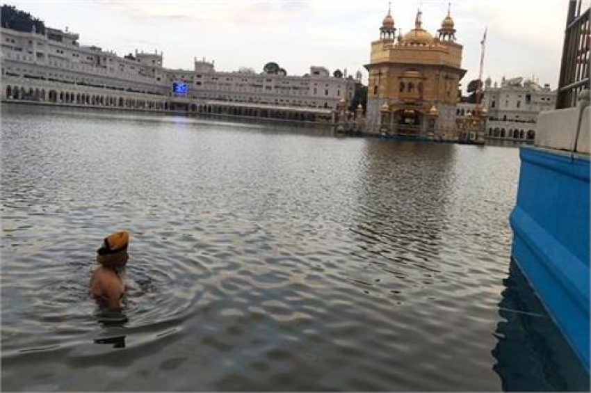 ਕੋਰੋਨਾ ਦੇ ਚੱਲਦਿਆਂ ਸ੍ਰੀ ਹਰਿਮੰਦਰ ਸਾਹਿਬ ਚ ਸੰਗਤਾਂ ਦੀ ਗਿਣਤੀ ਘਟੀ