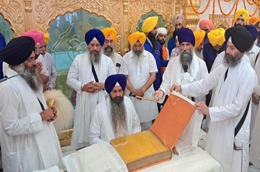 ਜੂਨ 1984 ਚ ਜ਼ਖ਼ਮੀ ਹੋਏ ਸ੍ਰੀ ਗੁਰੂ ਗ੍ਰੰਥ ਸਾਹਿਬ ਜੀ ਦੇ ਪਾਵਨ ਸਰੂਪ ਸੰਗਤ ਦਰਸ਼ਨ ਲਈ ਰਖਵਾਏ...