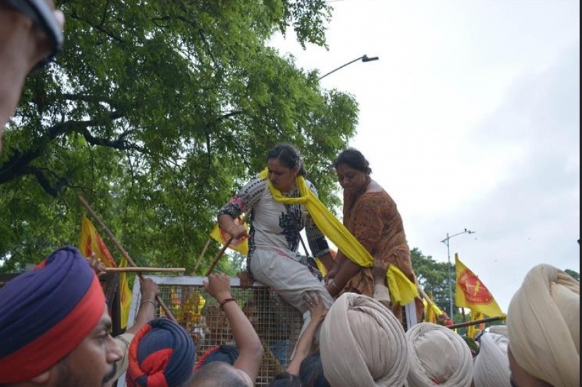 ਪੰਜਾਬ ’ਚ ਪਾਣੀ ਸੰਕਟ: ਕਿਰਤੀ ਕਿਸਾਨ ਯੂਨੀਅਨ ਵੱਲੋਂ ਵਰ੍ਹਦੇ ਮੀਂਹ ’ਚ ਚੰਡੀਗੜ੍ਹ ਵੱਲ ਕੂਚ, ਪੁਲੀਸ ਨੇ ਰਾਹ ਡੱਕਿਆ