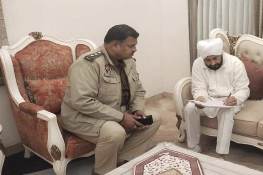 ਮਾਨਸਾ ਪੁਲੀਸ ਨੇ ਮੂਸੇਵਾਲਾ ਦੇ ਘਰ ਜਾ ਕੇ ਚੰਨੀ ਨੂੰ ਸੰਮਨ ਦਿੱਤੇ, 12 ਜਨਵਰੀ ਨੂੰ ਅਦਾਲਤ ’ਚ ਪੇਸ਼ ਹੋਣ ਲਈ ਕਿਹਾ