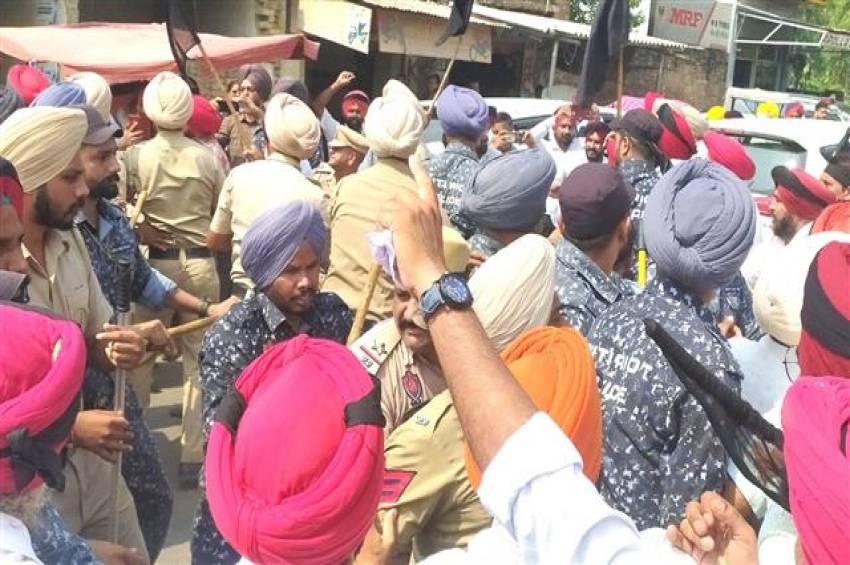 ਸੰਗਰੂਰ: ਸੈਂਕੜੇ ਸਾਬਕਾ ਸੈਨਿਕਾਂ ਨੇ ਮੁੱਖ ਮੰਤਰੀ ਦੀ ਪਤਨੀ ਤੇ ਮਾਂ ਦੀਆਂ ਗੱਡੀਆਂ ਦਾ ਘਿਰਾਓ ਕਰਕੇ ਕਾਲੀਆਂ ਝੰਡੀਆਂ ਦਿਖਾਈਆਂ