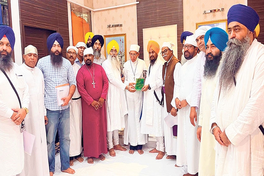 ਧਰਮ ਪਰਿਵਰਤਨ: ਈਸਾਈ ਆਗੂਆਂ ਵੱਲੋਂ ਅਕਾਲ ਤਖ਼ਤ ਵਿਖੇ ਜਥੇਦਾਰਾਂ ਨਾਲ ਮੀਟਿੰਗ