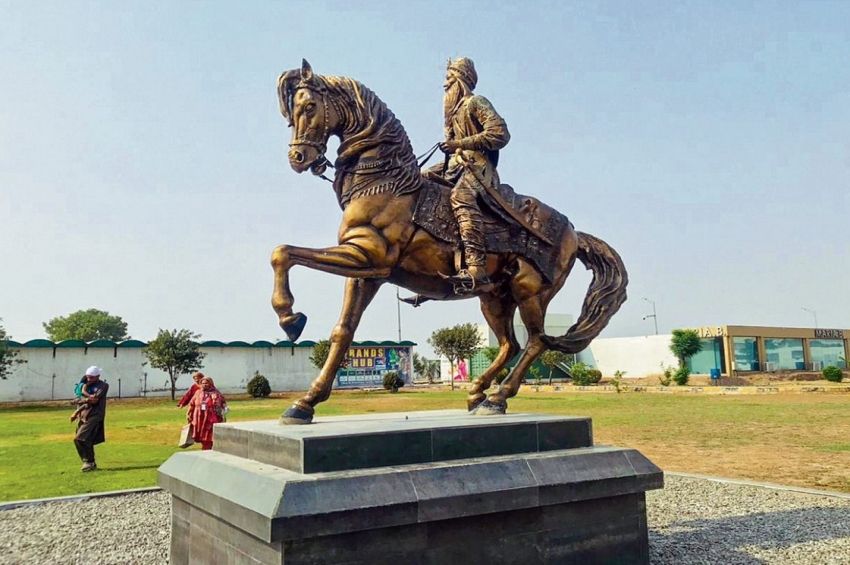 ਕਰਤਾਰਪੁਰ ਸਾਹਿਬ ’ਚ ਮਹਾਰਾਜਾ ਰਣਜੀਤ ਸਿੰਘ ਦਾ ਬੁੱਤ ਸਥਾਪਤ
