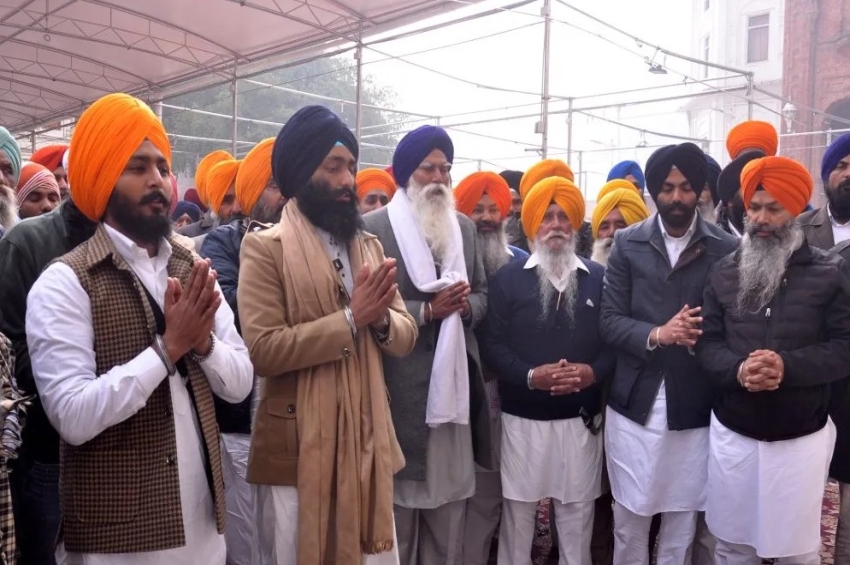 ‘ਵਾਰਸ ਪੰਜਾਬ ਦੇ’ ਦੇ ਆਗੂ ਹਰਿਮੰਦਰ ਸਾਹਿਬ ਨਤਮਸਤਕ