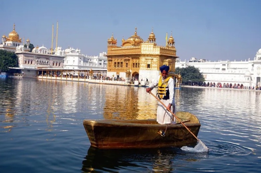 ਹਰਿਮੰਦਰ ਸਾਹਿਬ ਦੇ ਸਰੋਵਰ ਲਈ ਸੁਨਹਿਰੀ ਕਿਸ਼ਤੀ ਭੇਟ