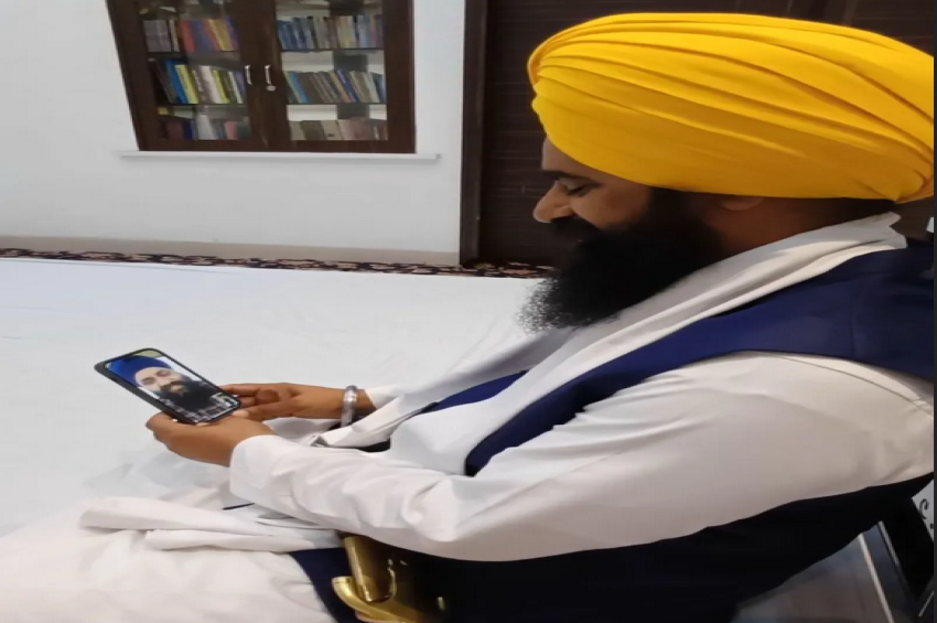ਜਥੇਦਾਰ ਕੁਲਦੀਪ ਸਿੰਘ ਗੜਗੱਜ ਨੇ ਨਿਰਾਸ਼ ਗ੍ਰੰਥੀ ਨੂੰ ਕਕਾਰ ਤਿਆਗਣ ਤੋਂ ਰੋਕਿਆ