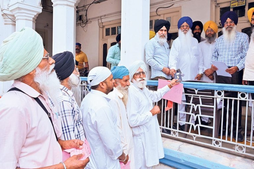 ਪਾਕਿ ਜਾਣ ਵਾਲੇ ਸ਼ਰਧਾਲੂਆਂ ਨੂੰ ਪਾਸਪੋਰਟ ਸੌਂਪੇ